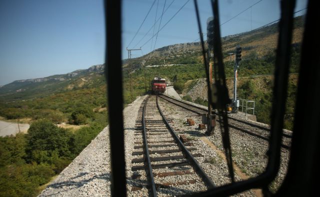 Vlada je danes izdala uredbo o koncesiji za gradnjo in gospodarjenje z drugim tirom proge Divača–Koper, ki določa temelje koncesijskega razmerja med državo in projektnim podjetjem 2TDK. FOTO: Jure Er�žen/Delo