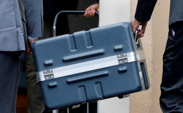 Kovček, v katerem je črna skrinjica strmoglavljenega boeinga 737. FOTO: Philippe Wojazer/Reuters
