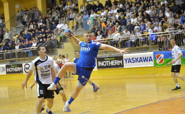 Mladi Kristjan Horžen je odigral najboljšo tekmo v celjskem dresu, bil je nezgrešljiv in je vpisal deset golov, a to vseeno ni bilo dovolj za zmago v Ribnici. FOTO: Slavko Kolar