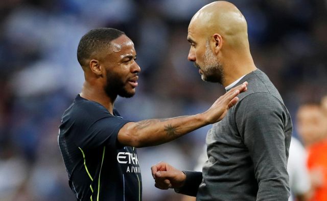 ManCityjev trener Pep Guardiola (desno) in njegov 120 milijonov evrov vredni eksponat Raheem Sterling. FOTO: Reuters