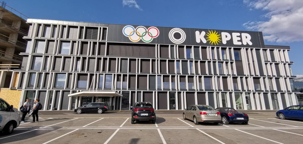 Z novega bazena morajo odstraniti olimpijske kroge