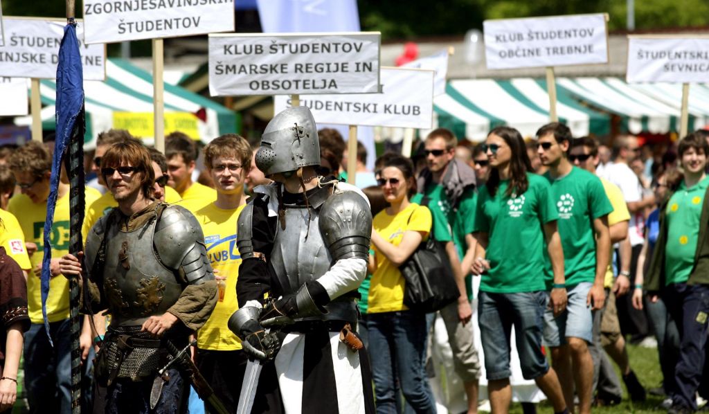 V končnici bi težave spet lahko pometli pod preprogo