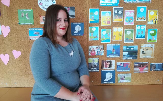 Breda Banovšek po spletnih omrežjih učence tudi pohvali. »Pohvale so super,« pravi, »a morajo biti realne.« Foto Mojca Boštele