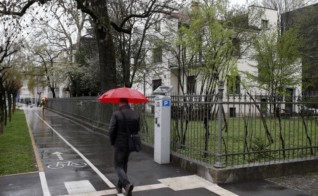 Za vilo v središču Ljubljane, ki jo obdaja razkošen vrt, je Društvo slovenskih pisateljev odštelo toliko, kolikor so stali trije dražji modeli mercedesov. FOTO: Blaž Samec/Delo