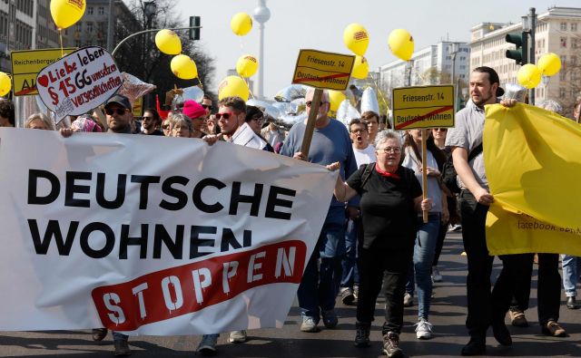 »Ustavite Deutsche Wohnen!« so protestirali Berlinčani proti podjetju, ki ima v lasti več kot sto tisoč stanovanj. FOTO: AFP