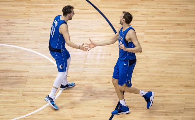 Učitelj in učenec, mentor in vajenec, šampion in ... Dirk Nowitzki (desno) si je našega čudežnega Luko Dončića (levo) prisvojil. FOTO: Usa Today Sports.