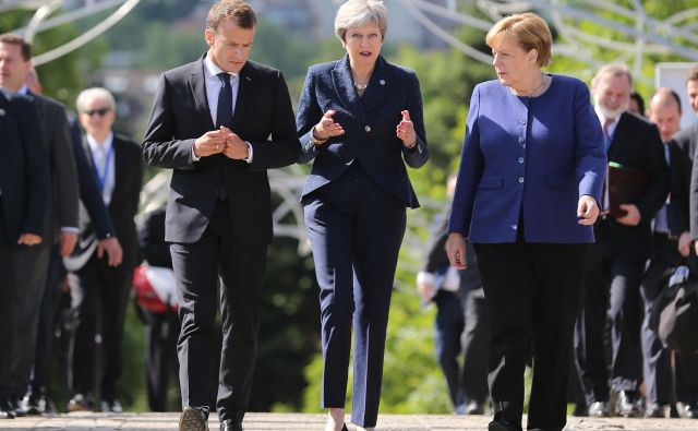 Emmanuel Macron, Theresa May in Angela Merkel se vsak po svoje zavedajo posledic, ki bi jih prinesla ponovna preložitev brexita. FOTO: Reuters