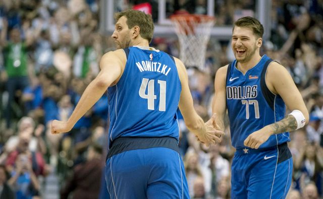 Predaja štafete pri Dallasu, Dirk Nowitzki ekipo, za katero je igral 21 let, prepušča Luki Dončiću. FOTO: Usa Today Sports