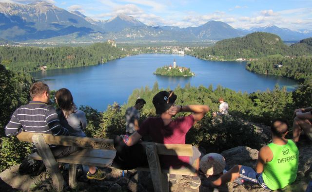 Med obiskovalci je tudi po zaslugi instagrama priljubljena točka Ojstrica, od koder se odpira lep pogled na jezero, otok in grad. FOTO: Blaž Račič