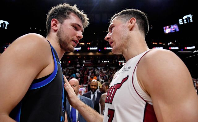 Goran Dragić (desno) in Luka Dončić sta si izmenjala nekaj mnenj in nasvetov že po njunem dvoboju v Miamiju, edinem doslej. FOTO: USA Today