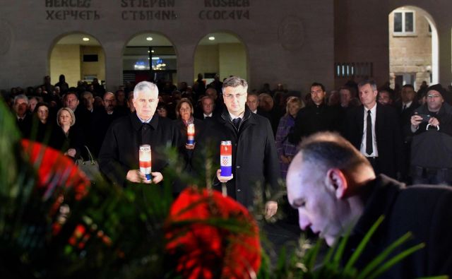 Hrvaški premier Andrej Plenković in nekdanji hrvaški član predsedstva BiH Dragan Čović leta 2017 med spominsko slovesnostjo padlim hrvaškim borcem v Mostarju. FOTO: Elvis Barukčić/AFP