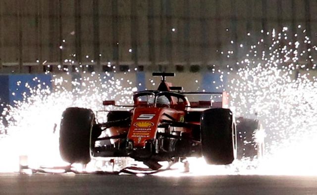 V formuli 1 ne manjka spektakularnih prizorov, s kakršnim je med prejšnjo dirko v Bahrajnu postregel Ferrarijev zvezdnik Sebastian Vettel. FOTO: Reuters