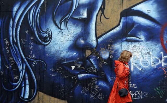 Tudi ulična umetnost v Belfastu odseva globoke delitve v severnoirski družbi. FOTO: Reuters
