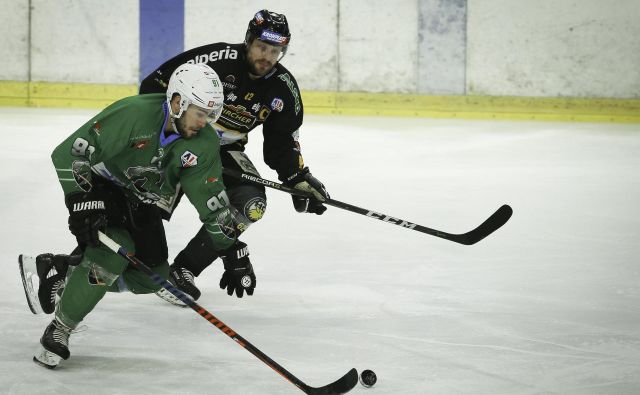 Žan Jezovšek (v zelenem dresu), Celjan pri ljubljanskem moštvu, se je na drugi tekmi finala AHL odrezal z goloma.<br />
<br />
FOTO: Jože Suhadolnik