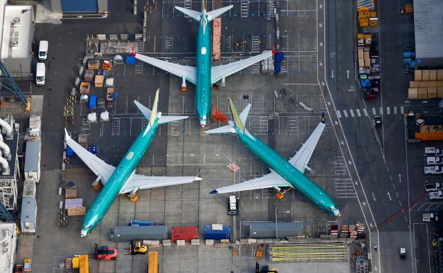 Boeing je zadnjo različico letala 737 max 8 opremil z večjimi, a bolj varčnimi motorji, da je lahko v tem tekmoval z airbusom 320neo. FOTO: Reuters