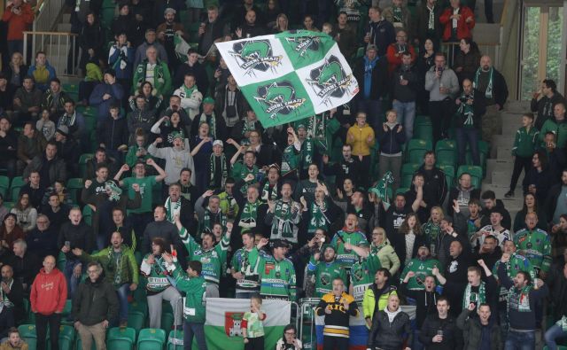 Po dolgih letih so se Olimpijini hokejski privrženci v velikem številu zbrali v Tivoliju, a na koncu slavja niso doživeli. FOTO: Voranc Vogel/Delo