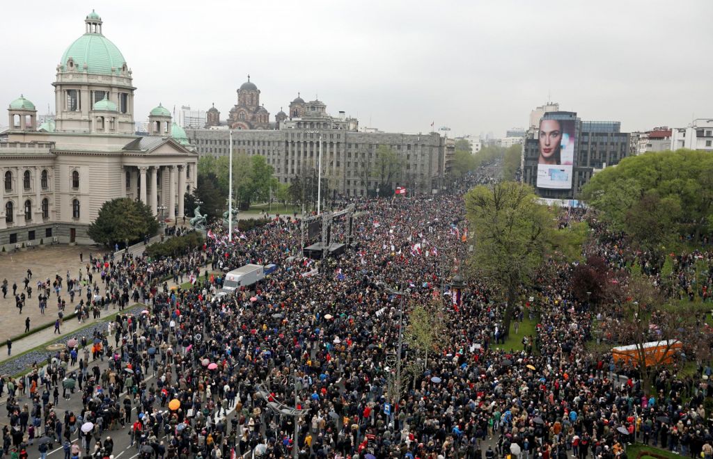 FOTO:Protest v Beogradu se je v miru končal, ljudje so se raz&scaron;li