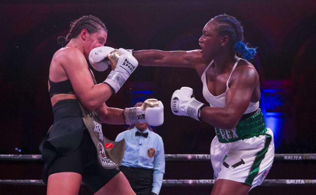 Claressa Shields (desno) je dobro zadevala Christino Hammer. FOTO: AFP