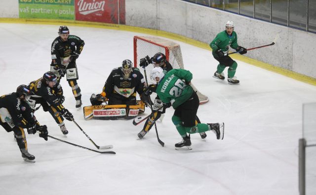 Hokejisti Olimpije so drugič zapored doma ostali praznih rok. FOTO: Voranc Vogel/Delo