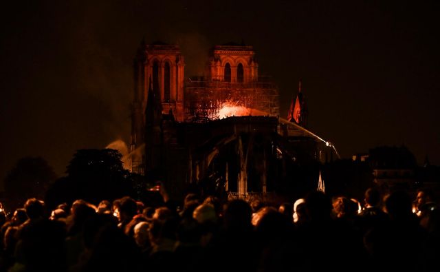 Gasilci se borijo z ognjenimi zublji. FOTO: Francois Guillot/Afp