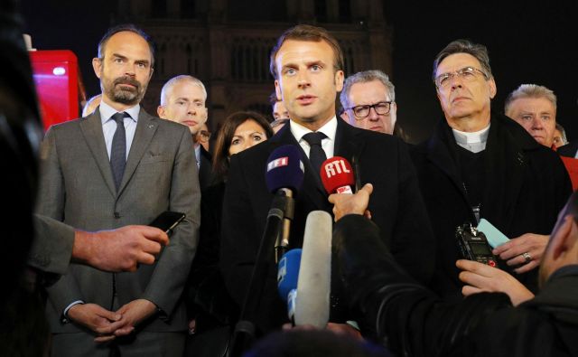 Francoski predsednik Emmanuel Macron je skušal potolažiti narod z besedami, da bodo s skupnimi močmi obnovili katedralo. FOTO:<br />
Philippe Wojazer/AFP