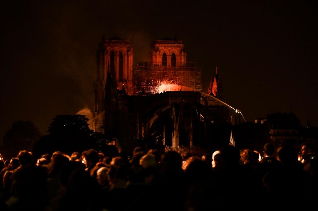 FOTO:Struktura Notre Dame rešena, en gasilec hudo poškodovan