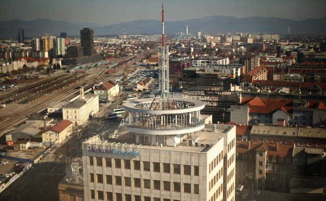 Telekomu na domačem trgu upadajo tržni deleži, poleg tega ima kar nekaj težav z novimi projekti in preostalimi projekti na tujih trgih. FOTO: Jure Eržen/Delo