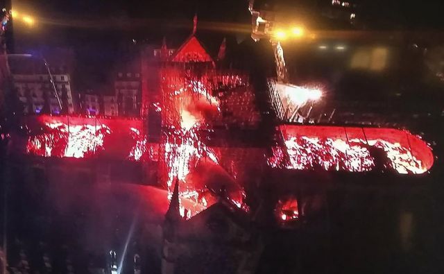 Pogled od zgoraj na požar, ki je uničeval stoletja zgodovine, je bil zelo zgovoren. FOTO: AFP