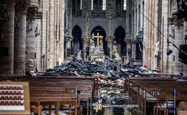 Posledice požara, ki je iznakazil notranjost katedrale. Foto: Reuters