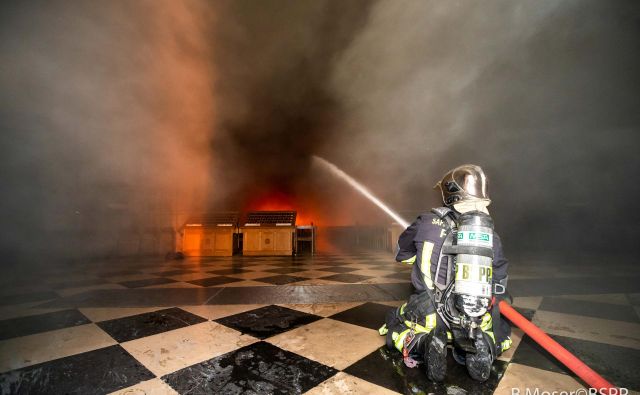 Pariški gasilci v akciji med požarom v Notre Dame. FOTO: Reuters