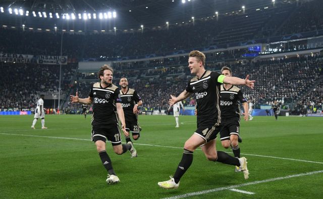 Mešanica mladosti in izkušenj: takole sta se veselila gola Ajaxa komaj 19-letni kapetan Matthijs de Ligt (desno) in deset let starejši Daley Blind. FOTO: Reuters