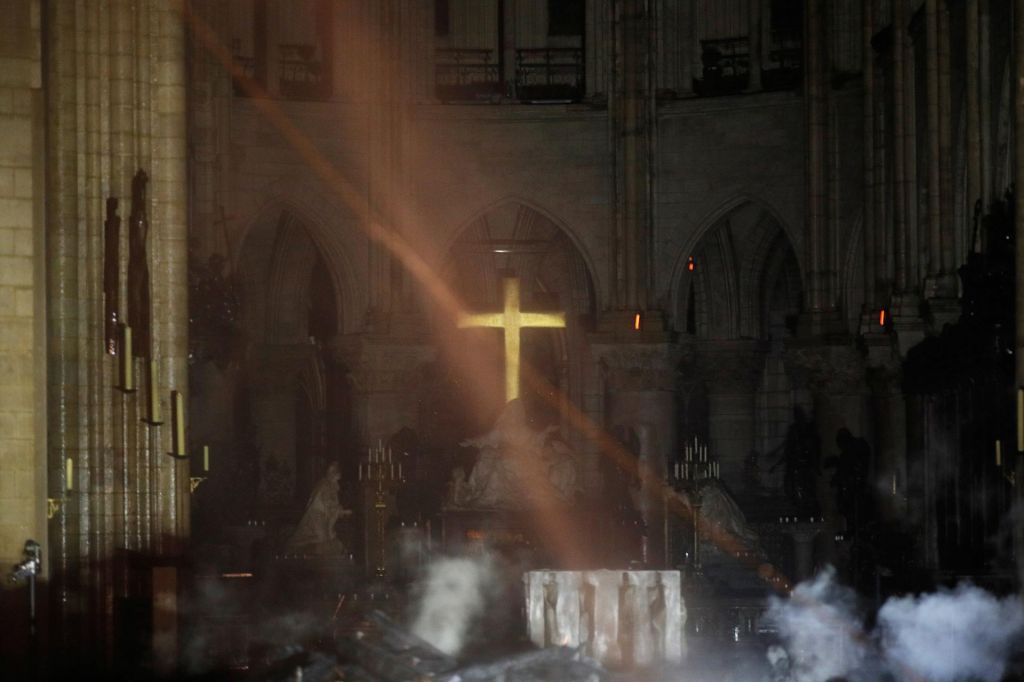 FOTO:Objavljeni prvi posnetki notranjosti katedrale po požaru