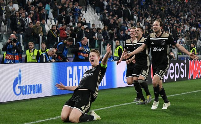 Matthijs de Ligt, Daley Blind in Dušan Tadić so se prešerno veselili obeh golov Ajaxa v Torinu. FOTO: Reuters