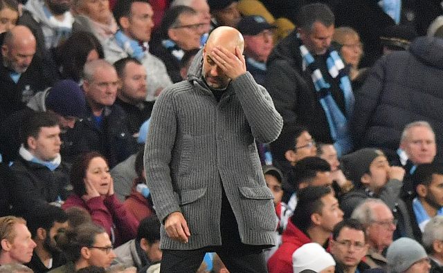 Pep Guardiola, trener Manchester Cityja, se je upravičeno držal za glavo. FOTO: Anthony Devlin/AFP