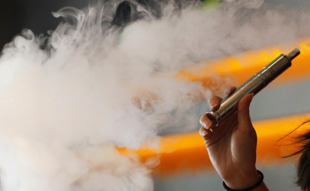 Je para e-cigarete odrešitev za kadilce ali nov trnek tobačne industrije? FOTO: Reuters