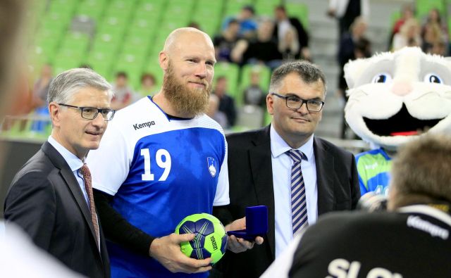 Aleš Pajovič se je oktobra 2017 udeležil tekme legend, v Stožicah sta se mu za prispevek v reprezentanci zahvalila tudi predsednik RZS Franjo Bobinac in generalni sekretar Goran Cvijič. FOTO: Roman Šipić