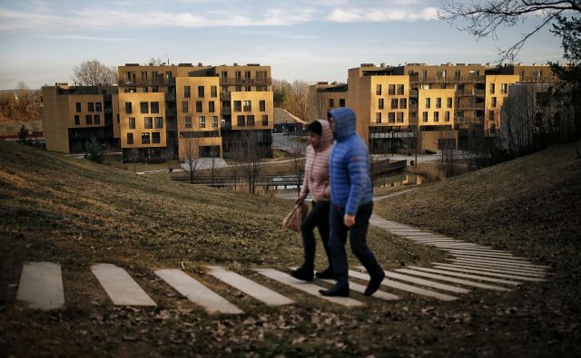 Vlada predlaga zamik novega množičnega vrednotenja nepremičnin. FOTO: Blaž Samec/Delo