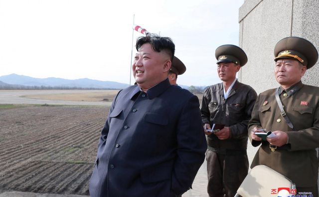 Kim Džong Un je nadzoroval testiranje novega orožja. FOTO: KCNA/Reuters