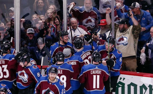 Finski hokejski as Mikko Rantanen (s št. 96) je po zmagovitem zadetku takole prejemal čestitke soigralcev pri Coloradu Avalanche. FOTO: USA Today Sports