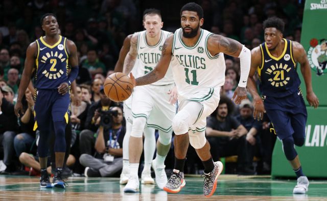 Kyrie Irving (z žogo) je bil med najzaslužnejšimi za novo zmago Bostona nad Indiano. FOTO: USA Today Sports