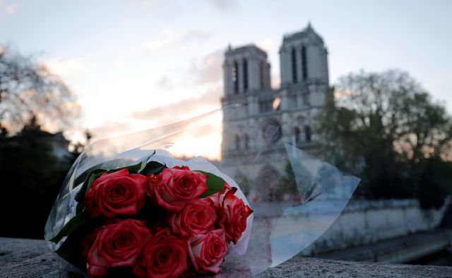 Ob požaru Notredamske katedrale so se takoj zganili meceni in donatorji. FOTO: Philippe Wojazer/Reuters