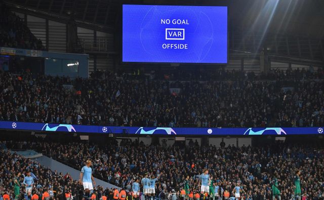 Eden od ključnih trenutkov tekme med Manchester Cityjem in Tottenhamom: sodnik je ob pomoči VAR razveljavil gol Raheema Sterlinga zaradi ofsajda. FOTO: AFP