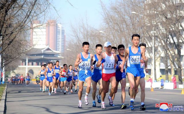 Letos je bil maraton v Pjongjangu še posebej dobro obiskan. FOTO: Reuters