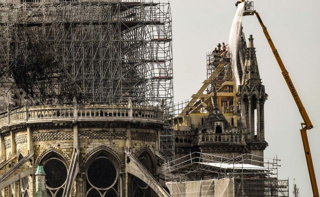 Ogenj je &#39;Našo gospo&#39; precej poškodoval. FOTO: Bertrand Guay/AFP