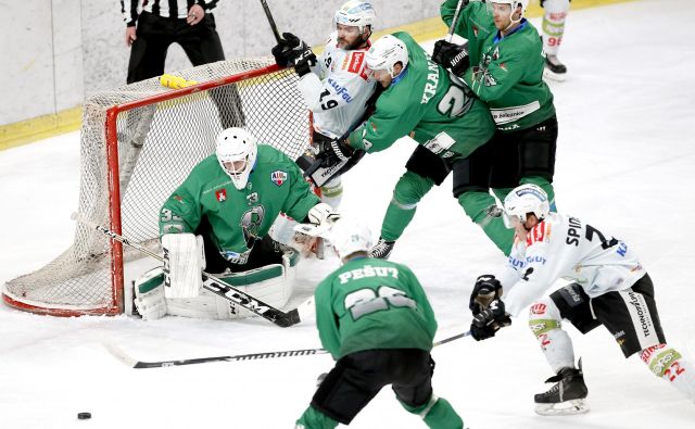 Pri Olimpiji je v odločilnih trenutkih blestel tudi vratar Žan Us, pred katerim pa je zdaj še finale DP. FOTO Roman Šipić/Delo