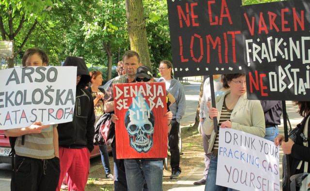 Protesti proti frackingu v Petišovcih pred ARSO v Ljubljani za Bežigradom leta 2015. FOTO Borut TavČar