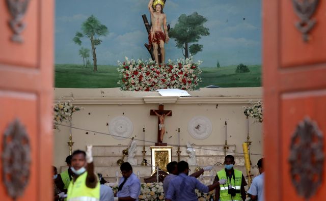 Šrilanška vlada je sporočila, da je za napade odgovorna radikalna islamistična skupina NTJ. FOTO: Athit Perawongmetha/Reuters