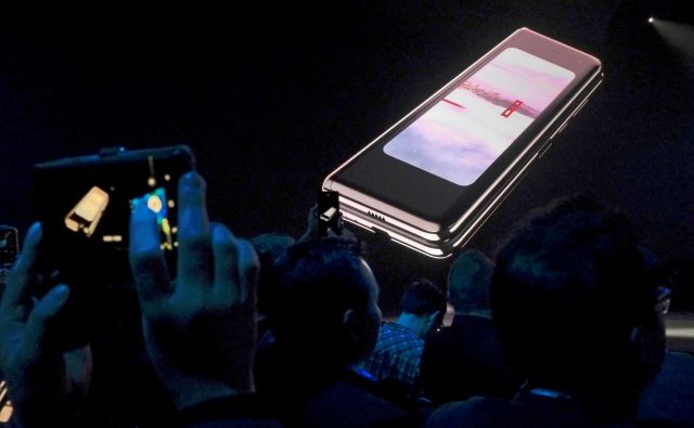 Cena pametnega telefona Galaxy Fold naj bi bila nekaj čez 2000 evrov. FOTO: Reuters