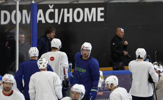 V središču pozornosti med reprezentanti je Anže Kopitar, naš edini as iz NHL. FOTO Matej Družnik/Delo