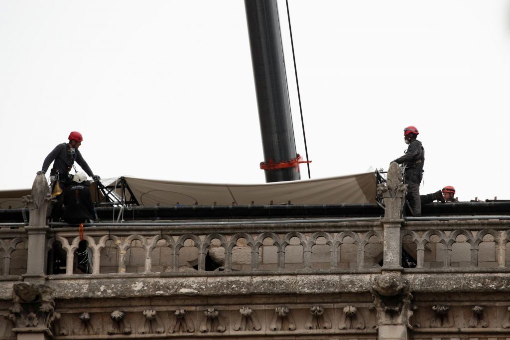 Zaradi napovedanega dežja Notredamsko katedralo prekrivajo s ponjavo